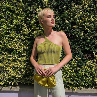 قصيرة نمط الصوف نسج الكتف المائل الظهر القلب بلوزة تي شيرت امرأة